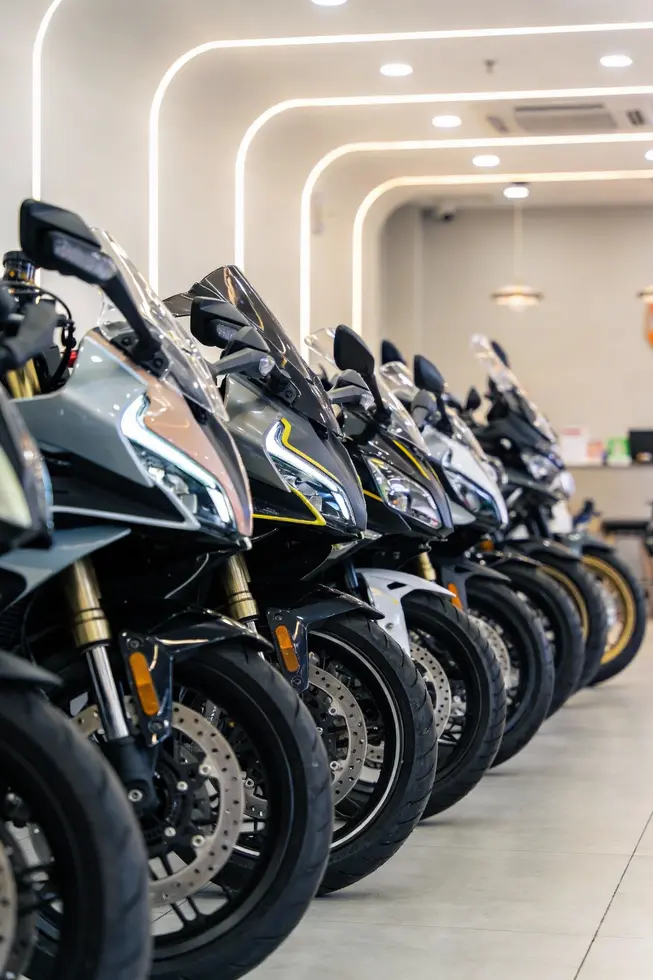 Showroom displaying motorcycles with different front fairings to illustrate variety and customization potential.
